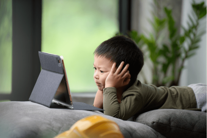 Panduan Penggunaan Gadget Sesuai Usia Anak | Smartmama Tips dan Trik Pakai Gadget untuk Anak