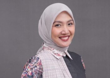 Koleksi Busana Heart to Heart oleh Desainer Shinta Anggraini dengan Warna Biru Merah dan Putih