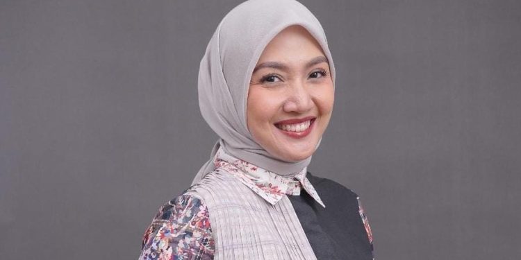 Koleksi Busana Heart to Heart oleh Desainer Shinta Anggraini dengan Warna Biru Merah dan Putih