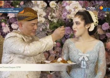 Syifa Hadju Tampil Anggun Berkebaya Biru dalam Prosesi Dulang Pungkasan dengan 7 Warna Payet