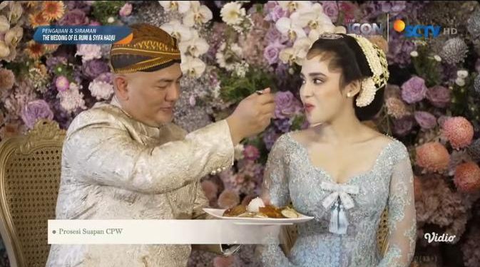 Syifa Hadju Tampil Anggun Berkebaya Biru dalam Prosesi Dulang Pungkasan dengan 7 Warna Payet