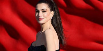 Anne Hathaway Menerima Al-Qur’an Setelah Viral Ucap Insyaallah