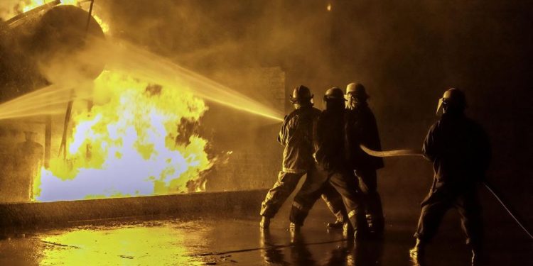 Perabotan dan Pakan Kucing di Tangerang Terbakar Hebat