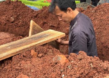 Tangis Fedi Nuril Saat Jenazah Ibunda Dikebumikan di TPU Karet Bivak