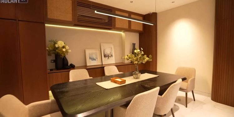 5 Potret Dapur dan Meja Makan Minimalis dan Hangat di Rumah Mona dan Indra