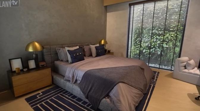 Kamar Tidur El Rumi Bergaya Industrial Modern Seperti Resort Mewah di Rumah Maia Estianty
