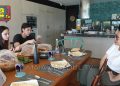 6 Potret Ruang Makan Villa di Bali, Vibes Modern Tropis yang Nyaman dan Hangat