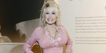 Dolly Parton Tunda Konser Residensi Lagi karena Masalah Kesehatan