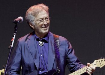 Eric Clapton Hentikan Konser Karena Dilempar Penonton