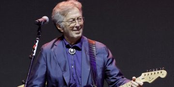 Eric Clapton Hentikan Konser Karena Dilempar Penonton