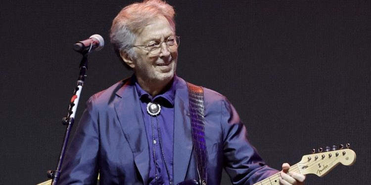 Eric Clapton Hentikan Konser Karena Dilempar Penonton