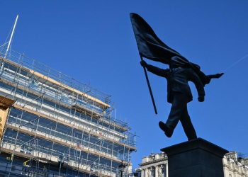 Detail Patung Misterius Karya Seniman di London