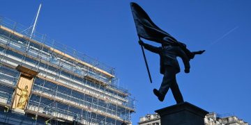Detail Patung Misterius Karya Seniman di London