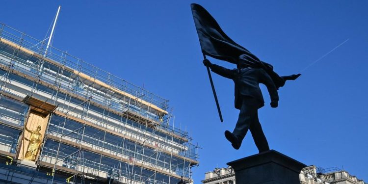 Detail Patung Misterius Karya Seniman di London