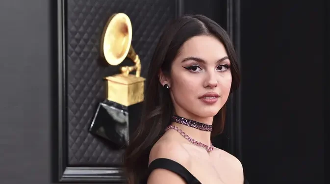 Olivia Rodrigo Mengungkap Kuping Kirinya Agak Tuli Sejak TK