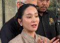 Bunga Zainal Dampingi Suami Kunjungi Mabes Polri untuk Menuntut Kasus Penipuan