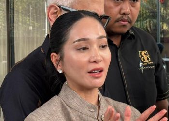 Bunga Zainal Dampingi Suami Kunjungi Mabes Polri untuk Menuntut Kasus Penipuan