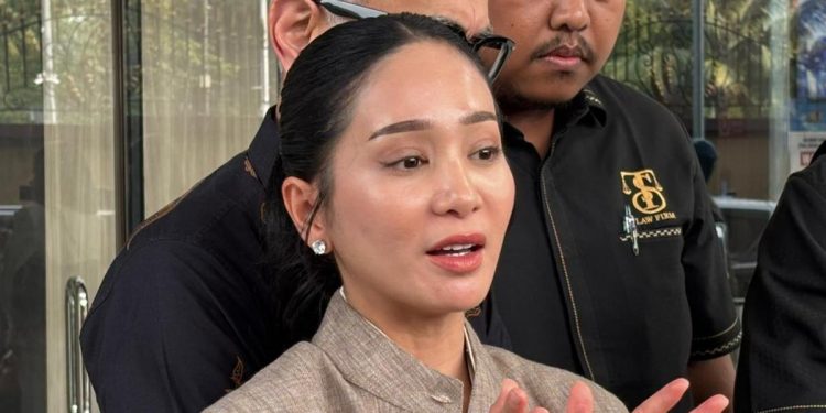 Bunga Zainal Dampingi Suami Kunjungi Mabes Polri untuk Menuntut Kasus Penipuan