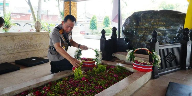 Ziarah Kapolri ke Makam Bung Karno, Gus Dur, dan Soeharto