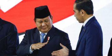 Prabowo Hormati Jokowi pada Acara HUT 80 Tahun Bhayangkara