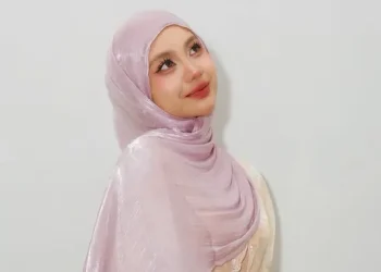 Ghea Indrawari Berhijab Saat Manggung di Tasikmalaya