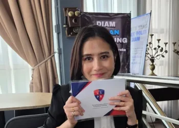 Prilly Latuconsina Raih Gelar S2 Summa Cum Laude, Omara Sangat Bangga
