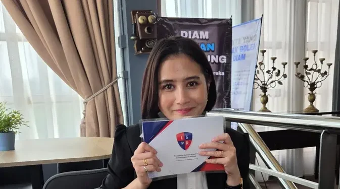 Prilly Latuconsina Raih Gelar S2 Summa Cum Laude, Omara Sangat Bangga