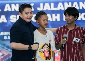 Teddy Seskab Disambut Puisi Siswa SD Dari Jalanan Menuju Harapan