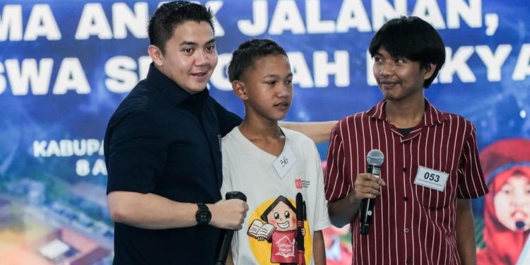 Teddy Seskab Disambut Puisi Siswa SD Dari Jalanan Menuju Harapan