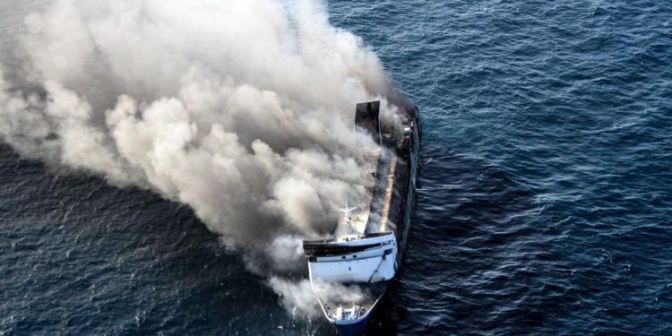 Detik-detik Kebakaran Kapal Mutiara Sentosa II di Perairan Sumenep