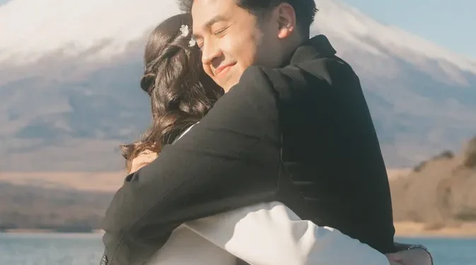 Jerome Polin dan Gracia Caroline di Jepang dengan Gunung Fuji sebagai Latar Belakang