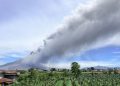 Foto Gunung Sinabung Erupsi Naik Status menjadi Siaga