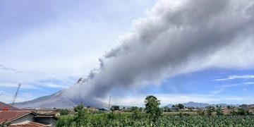 Foto Gunung Sinabung Erupsi Naik Status menjadi Siaga