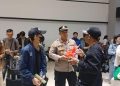 Polri Sambut Penumpang dan Berikan Snack di Bandara Soekarno-Hatta