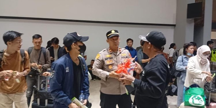 Polri Sambut Penumpang dan Berikan Snack di Bandara Soekarno-Hatta