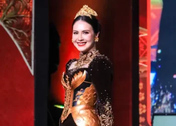 Arumi Bachsin Tampil Cantik Berbatik di Kriyanusa 2026 Terinspirasi dari Tribhuwana Tunggadewi