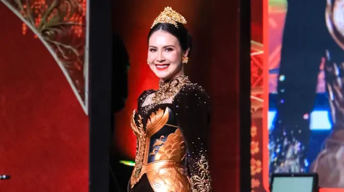 Arumi Bachsin Tampil Cantik Berbatik di Kriyanusa 2026 Terinspirasi dari Tribhuwana Tunggadewi