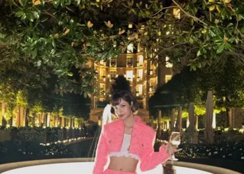 Lisa BLACKPINK Tampil Menawan dalam Setelan Tweed Pink Mirip Barbie
