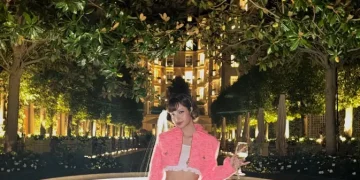 Lisa BLACKPINK Tampil Menawan dalam Setelan Tweed Pink Mirip Barbie