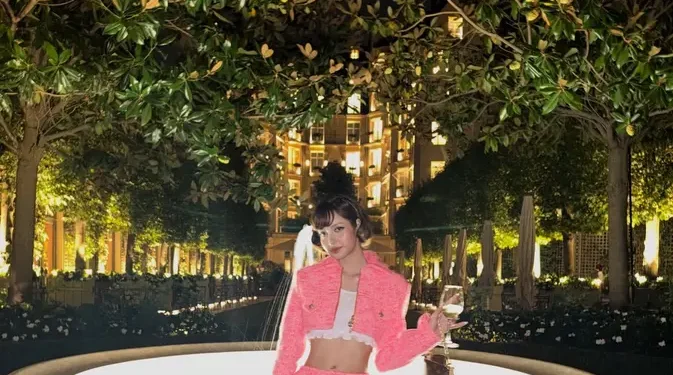 Lisa BLACKPINK Tampil Menawan dalam Setelan Tweed Pink Mirip Barbie