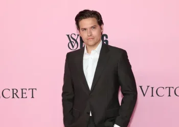 Dylan Sprouse Siap Pro Kontra Setelah Ucapan Anak Hasil Inses Kini Balik Meledek Pakai Meme