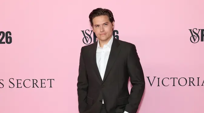Dylan Sprouse Siap Pro Kontra Setelah Ucapan Anak Hasil Inses Kini Balik Meledek Pakai Meme