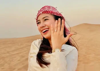 Zia Riza Dapat Lamaran Kekasih, Momen Romantis di Gurun Pasir