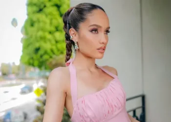 Cinta Laura Tampil Anggun dengan Gaun Pink di Malibu