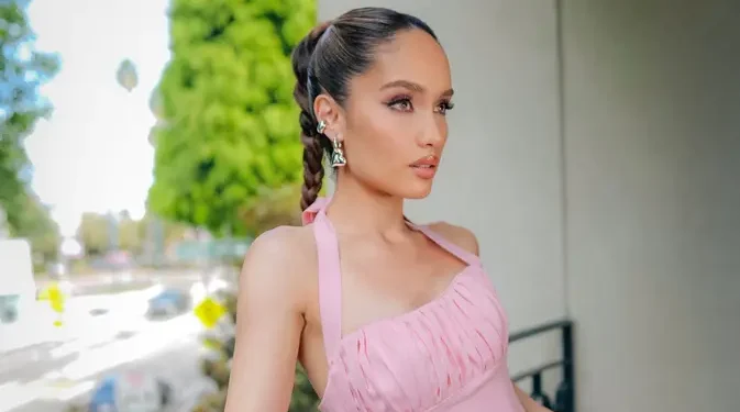 Cinta Laura Tampil Anggun dengan Gaun Pink di Malibu