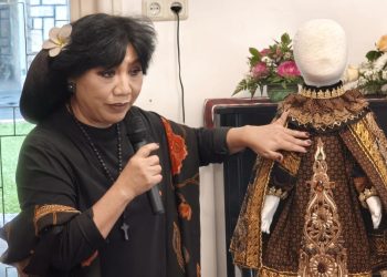 Jubah Kanak-Kanak Yesus dari Batik Indonesia Dipersembahkan di Praha