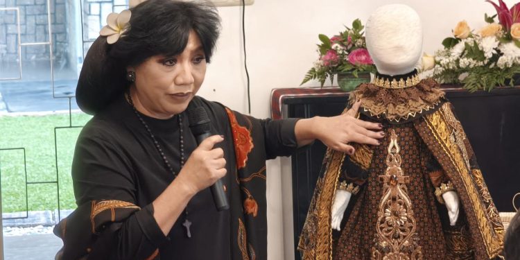 Jubah Kanak-Kanak Yesus dari Batik Indonesia Dipersembahkan di Praha