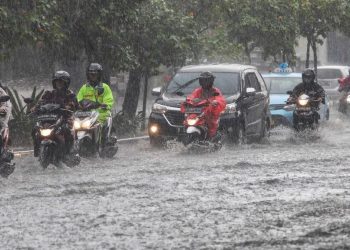 Jalan Mayor Oking Cibinong Tergenang Banjir Banyak Motor Terhambat