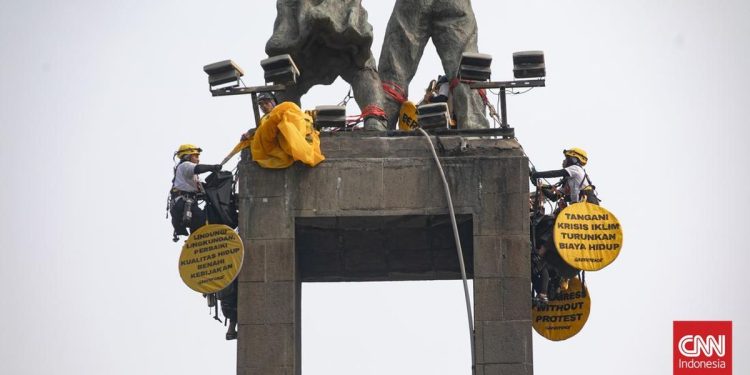 Polda Metro Kembalikan 6 Aktivis Greenpeace yang Pasang Spanduk di HI