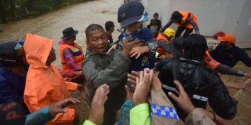 Warga Terdampak Banjir Bandang di Padang, Tim Evakuasi dari BPBD Dikerahkan